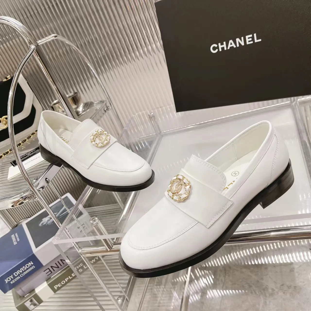 👟👟Ex-factory price 560👟👟Chanel Chanel 22K autumn and winter latest vintage retro double C buckle chain small gold ball loafers Dream Back to Campus series, the same style as the end of the year celebrities, delicate on the feet, invincible and easy to wear, small round toe atmosphere and simplicity, leather upper design, integrated chain with diamond small fragrance logo, very unique.  …………………………………………………… ❶Material: imported first-layer cowhide ➕cow patent leather + sheep leather ❷Lining: sheepskin ❸Feet: sheepskin ❹Outsole: original leather outsole ❺Heel height: 2.5cm ❻Packaging: Original full set of packaging ❼Number: 35-41 (40 41 custom-made, non-returnable) ☀Color: 4 colors